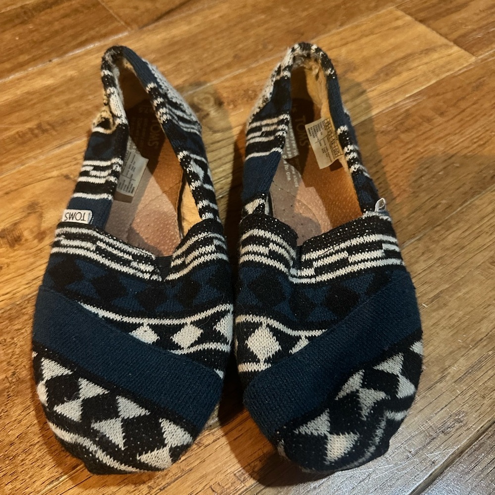 TOMS Women’s ' Black and White Patterned Shoes